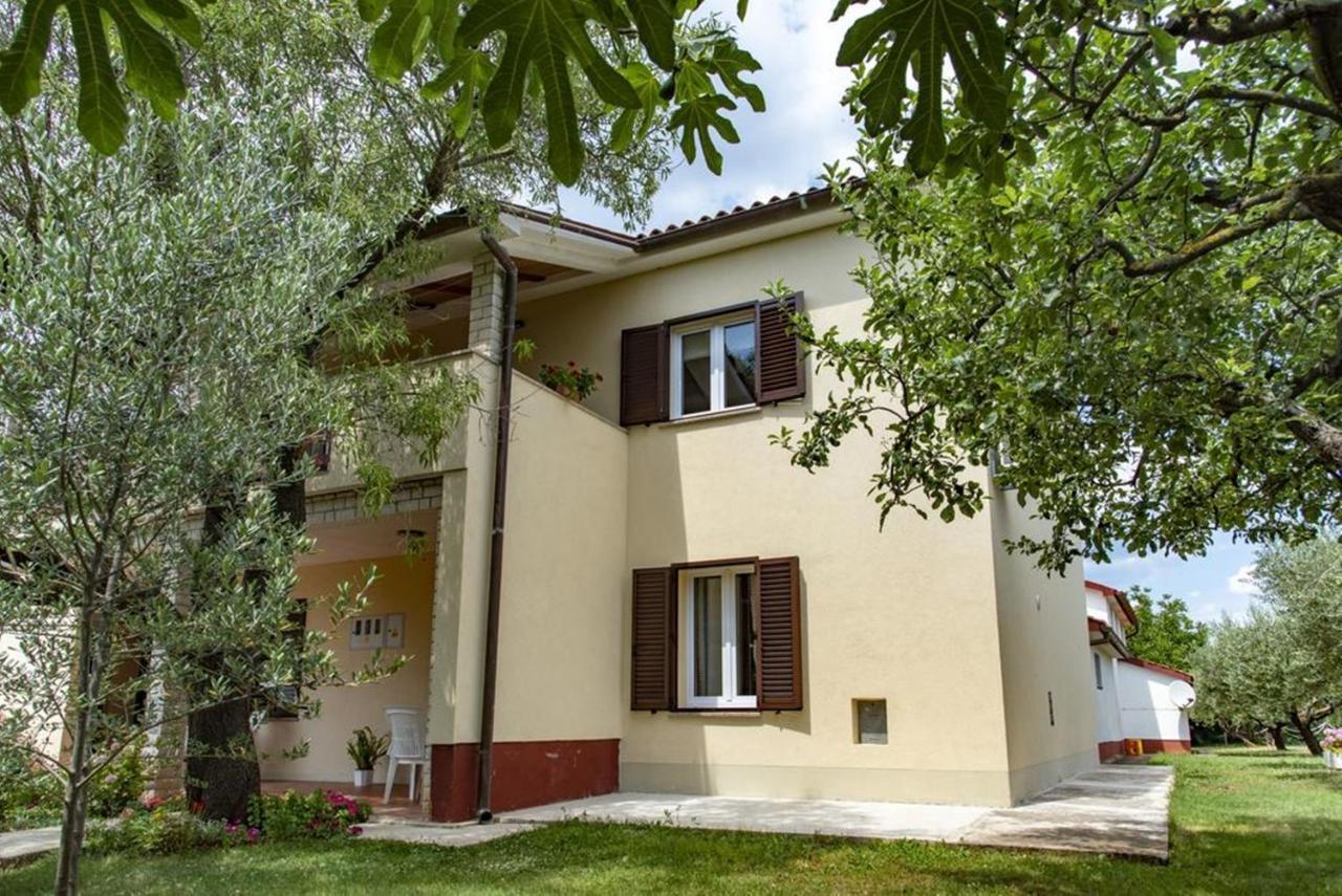 Flower Garden Rhapsody - Modern Family Apartments Near Fažana Kültér fotó