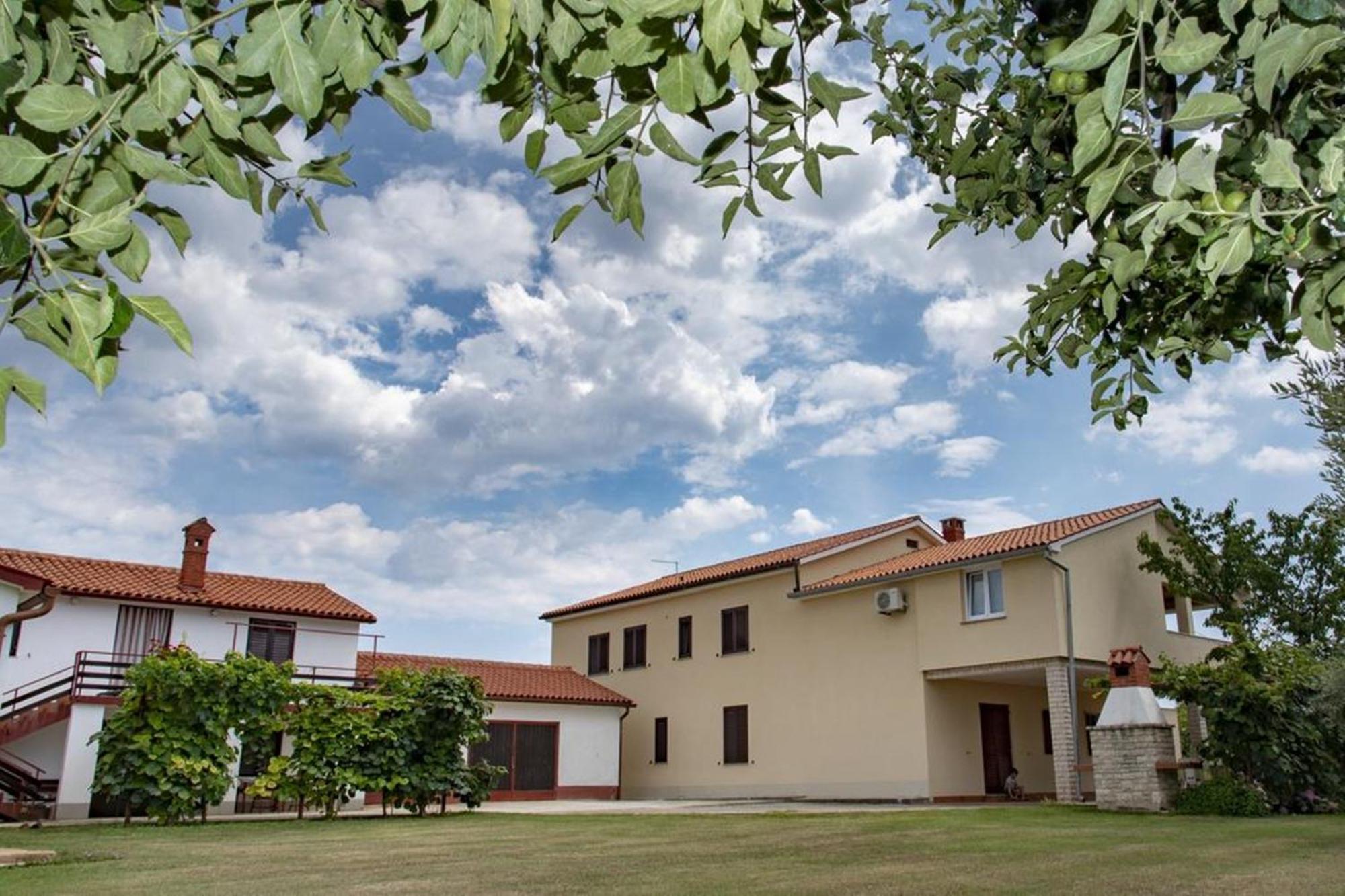 Flower Garden Rhapsody - Modern Family Apartments Near Fažana Kültér fotó